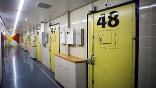 Man aangehouden voor twee woningovervallen