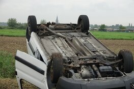 Bestelwagen slaat over de kop in Assendelft