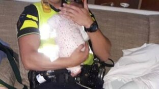 Politie voedt en verzorgt baby in &#39;stinkende&#39; woning in Zaandam