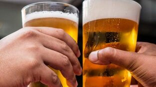 Biertje bij AZ en Ajax behoorlijk aan de prijs