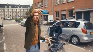 Rode Kruis roept filmende ramptoeristen tot de orde: 'Gebruik kostbare tijd voor eerste hulp'