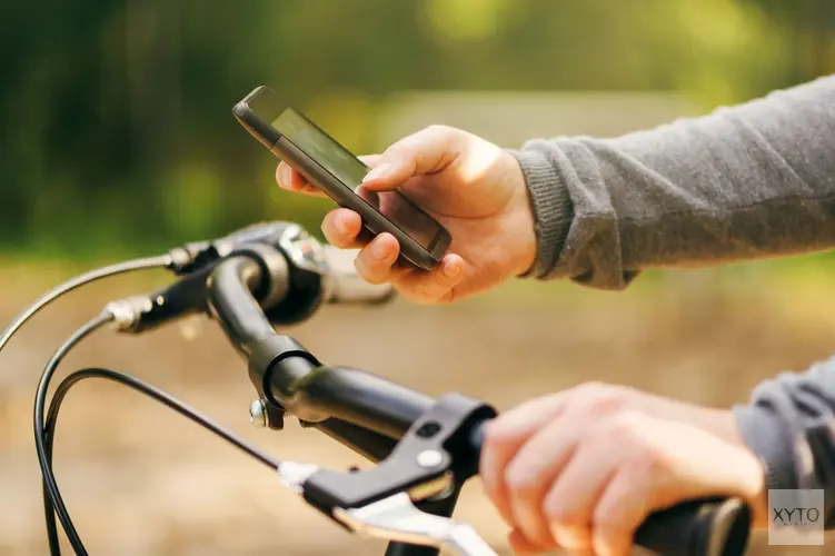 Nederlander legt telefoon niet weg in het verkeer: fietsers zijn het ergst